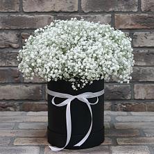 Цветочная композиция из Гипсофила в шляпной коробке в Еремино