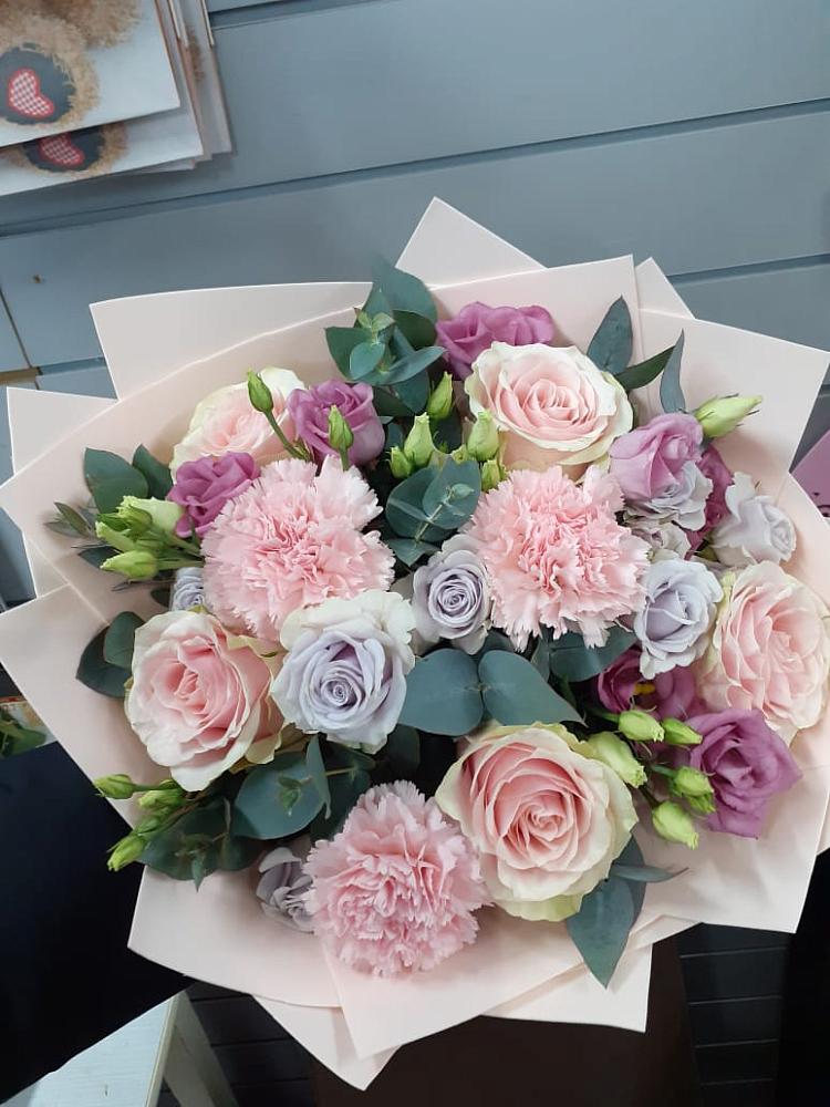 Букет цветов из: Розы, Гвоздики и Лизиантусы в Еремино